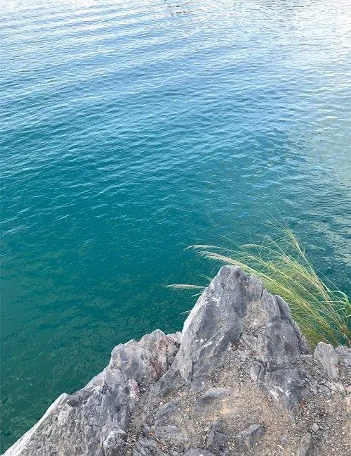 Màu nước trong xanh màu ngọc bích. (Ảnh: BlogAnChoi) Màu nước trong xanh màu ngọc bích. (Ảnh: BlogAnChoi)