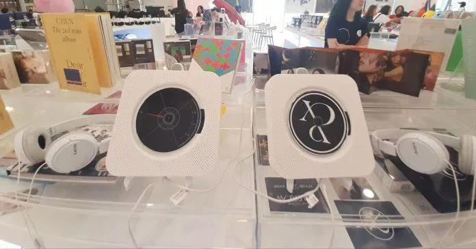 Hai máy CD vừa thấy đã nghiện mà khách đến SMTOWN Việt Nam sẽ được sử dụng (Nguồn: Bloganchoi).