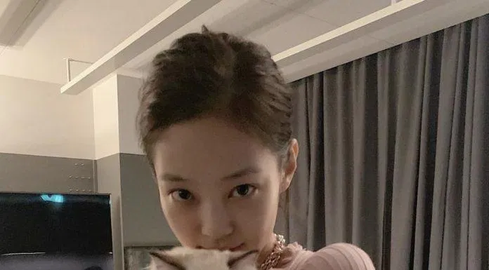 Lily chụp ảnh cùng Jennie (Ảnh: Internet)
