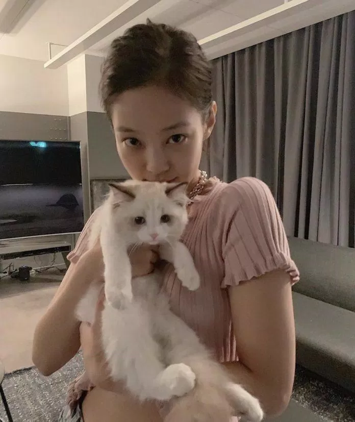 Lily chụp ảnh cùng Jennie (Ảnh: Internet)