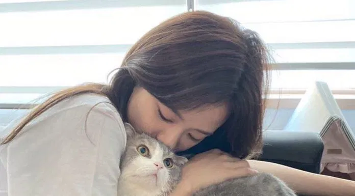 Không những là bảo bối của mẹ Lisa mà Leo còn được các thành viên khác của BLACKPINK vô cùng yêu chiều, từ Jisoo... (Ảnh: Internet)