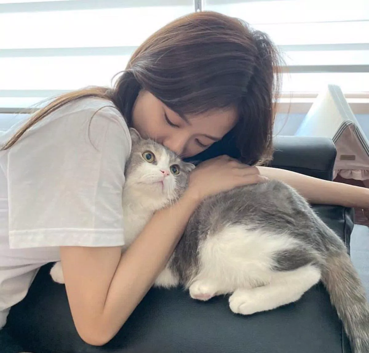 Không những là bảo bối của mẹ Lisa mà Leo còn được các thành viên khác của BLACKPINK vô cùng yêu chiều, từ Jisoo... (Ảnh: Internet)