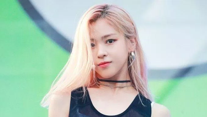 Người đẹp Ryu Jin (ITZY) lăng xê nhiệt liệt khi đang đứng trên sân khấu. (Nguồn ảnh: Internet) Người đẹp Ryu Jin (ITZY) lăng xê nhiệt liệt khi đang đứng trên sân khấu. (Nguồn ảnh: Internet)