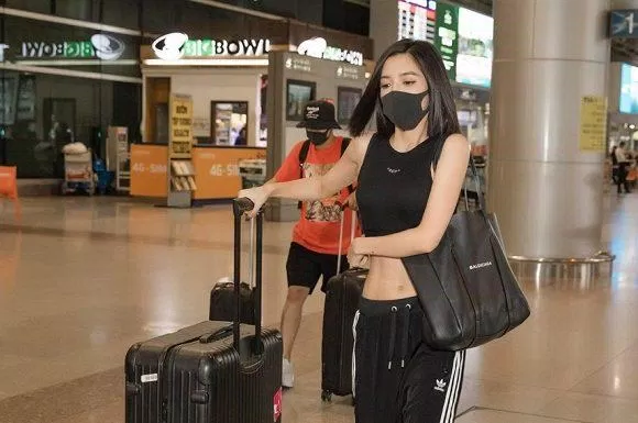 Bích Phương diện tank top croptop đen ôm kết hợp quần viền 3 sọc jogger khuấy động sân bay. (nguồn ảnh: Internet) Bích Phương diện tank top croptop đen ôm kết hợp quần viền 3 sọc jogger khuấy động sân bay. (nguồn ảnh: Internet)