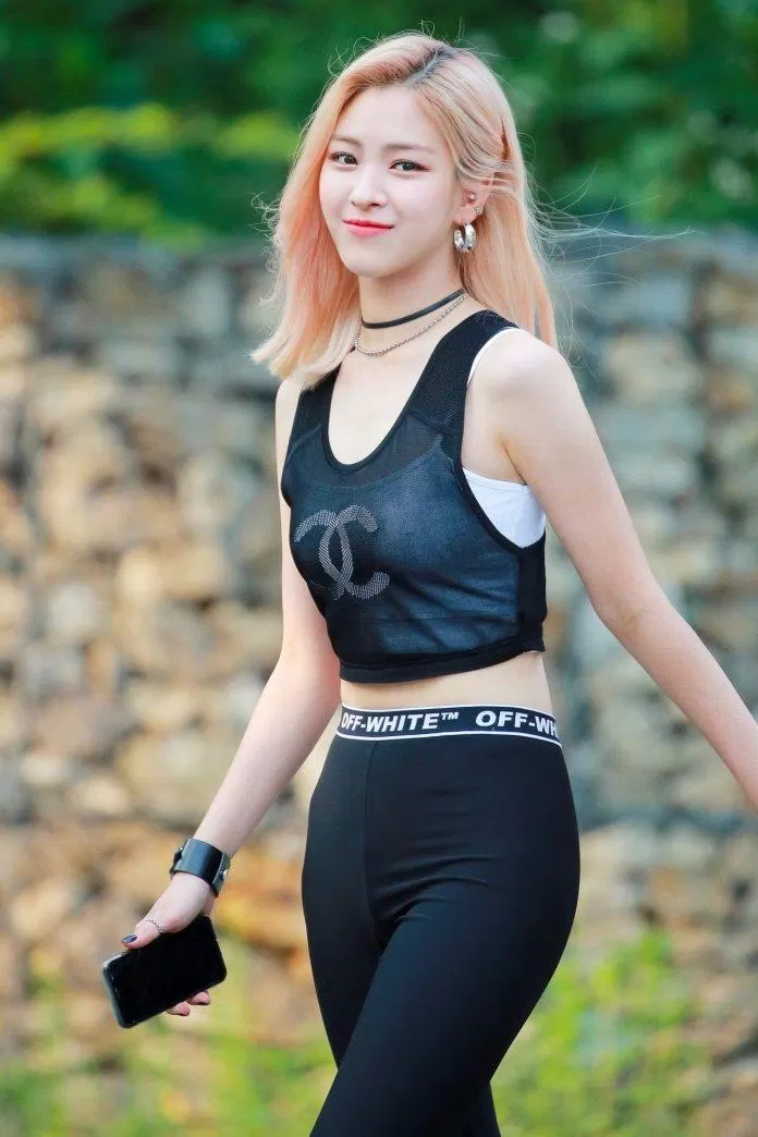 Chiếc tank top cũng đồng thời là áo croptop thiết kế gọn gàng nhất có thể phục cụ cho phong cách sporty chic. (nguồn ảnh: Internet) Chiếc tank top cũng đồng thời là áo croptop thiết kế gọn gàng nhất có thể phục cụ cho phong cách sporty chic. (nguồn ảnh: Internet)