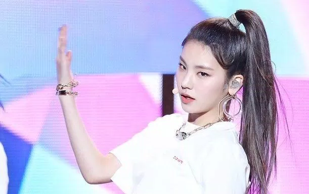 Mỹ nữ mắt một mí sắc sảo nhất nhóm ITZY, Hwang Yeji diện một tông trắng từ đầu đến chân (nguồn ảnh: Internet) Mỹ nữ mắt một mí sắc sảo nhất nhóm ITZY, Hwang Yeji diện một tông trắng từ đầu đến chân (nguồn ảnh: Internet)