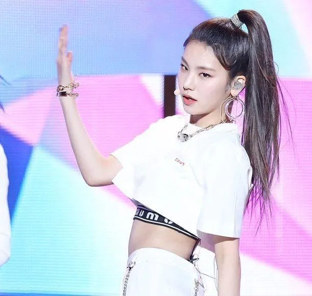 Mỹ nữ mắt một mí sắc sảo nhất nhóm ITZY, Hwang Yeji diện một tông trắng từ đầu đến chân (nguồn ảnh: Internet) Mỹ nữ mắt một mí sắc sảo nhất nhóm ITZY, Hwang Yeji diện một tông trắng từ đầu đến chân (nguồn ảnh: Internet)