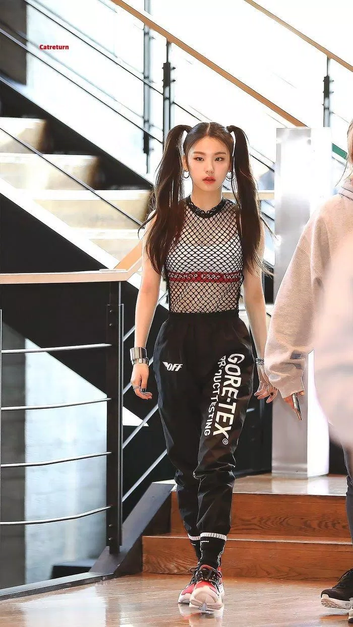 Thần thái ngút ngàn của Hwang jin khi lăng xê áo tank top xuyên thấu và quần jogger đen in slogan. (nguồn ảnh: Internet) Thần thái ngút ngàn của Hwang jin khi lăng xê áo tank top xuyên thấu và quần jogger đen in slogan. (nguồn ảnh: Internet)