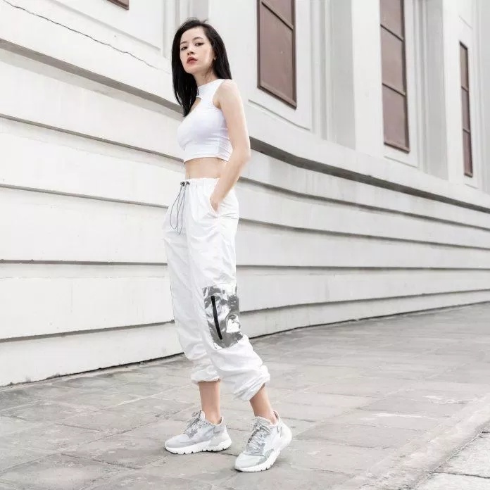 Chi Pu cân đẹp chiếc tank top croptop ôm với quần jogger trắng đúng kiểu white on white.