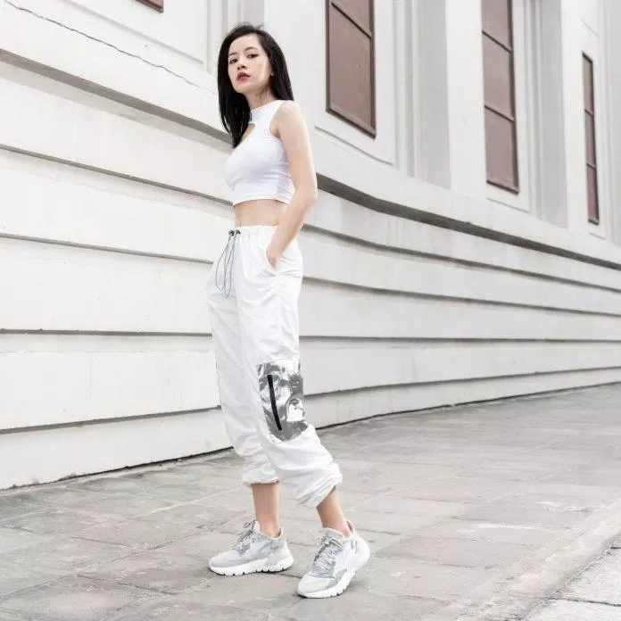 Chi Pu cân đẹp chiếc tank top croptop ôm với quần jogger trắng đúng kiểu white on white. Chi Pu cân đẹp chiếc tank top croptop ôm với quần jogger trắng đúng kiểu white on white.