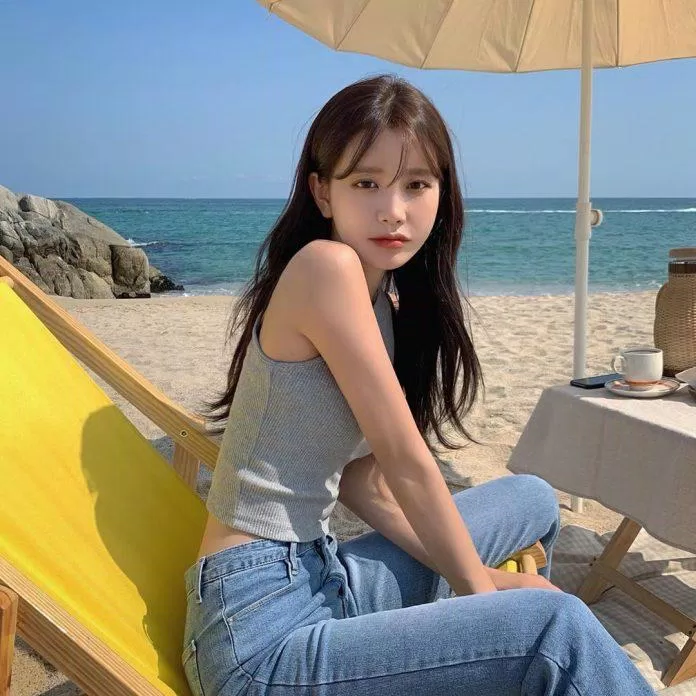 Áo tank top croptop xám trơn mix cùng quần jean sáng màu thích hợp cho đi biển. (nguồn ảnh: Internet) Áo tank top croptop xám trơn mix cùng quần jean sáng màu thích hợp cho đi biển. (nguồn ảnh: Internet)