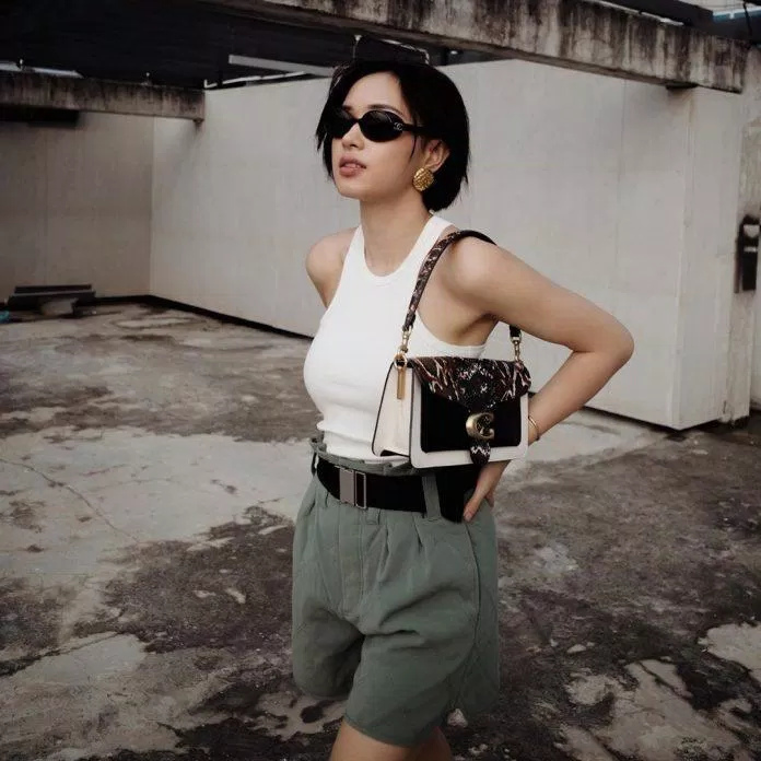 fashionista Châu Bùi luôn rất "chất" trong mắt fan hâm mộ. Với tanktop trắng ôm kết hợp quần short tối màu và phụ kiện làm điểm nhấn. (nguồn ảnh: Internet) fashionista Châu Bùi luôn rất "chất" trong mắt fan hâm mộ. Với tanktop trắng ôm kết hợp quần short tối màu và phụ kiện làm điểm nhấn. (nguồn ảnh: Internet)
