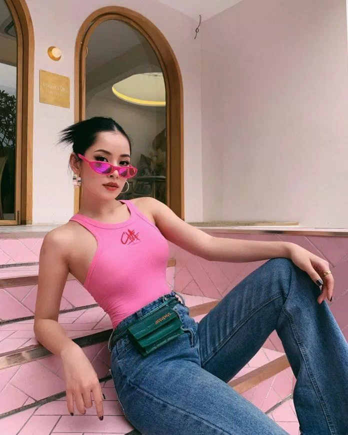 Giọng ca "Đóa hoa hồng" luôn biết làm nổi bật với chiếc áo tank top hồng, kính mắt hồng, sơ vin quần jean. (nguồn ảnh: Internet) Giọng ca "Đóa hoa hồng" luôn biết làm nổi bật với chiếc áo tank top hồng, kính mắt hồng, sơ vin quần jean. (nguồn ảnh: Internet)