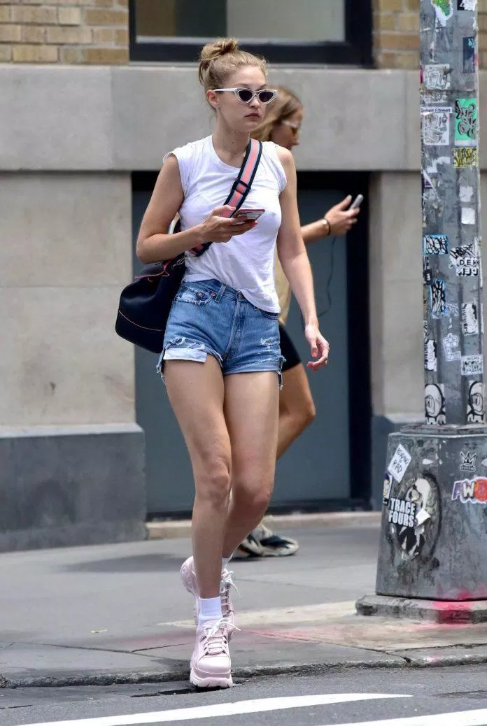 Gigi Hadid cũng là một trong những sao có gu thời trang nằm top Hollywood luôn ưu tiên những món đồ đem lại sự thoải mái. (nguồn ảnh: Internet) Gigi Hadid cũng là một trong những sao có gu thời trang nằm top Hollywood luôn ưu tiên những món đồ đem lại sự thoải mái. (nguồn ảnh: Internet)