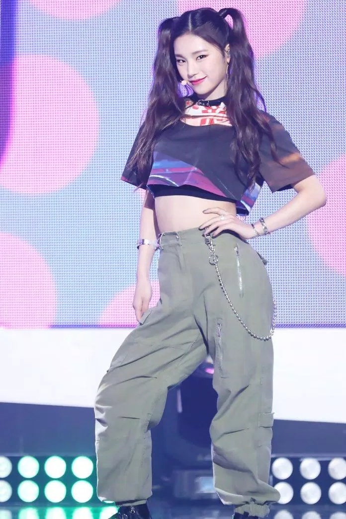 Mỹ nữ mắt một mình sắc sảo và cá tính trong chiếc croptop đen loang màu và quần jogger rêu. (nguồn ảnh: Internet) Mỹ nữ mắt một mình sắc sảo và cá tính trong chiếc croptop đen loang màu và quần jogger rêu. (nguồn ảnh: Internet)
