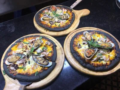 Mới nhìn qua giật mình tưởng pizza cháy đen thui. (Ảnh: Internet)