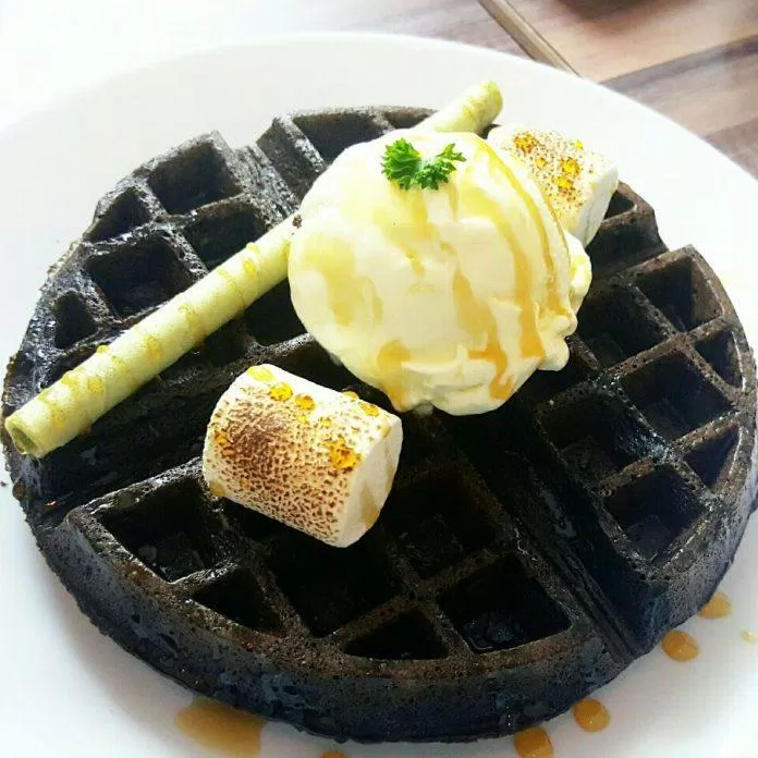 Bánh waffle đen với tinh than tre Nhật Bản. (Ảnh: Internet)
