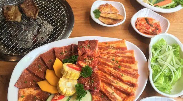 Thịt được ướp đều, thấm và vừa miệng rất kích thích người ăn (Nguồn: Facebook Mr.Park)
