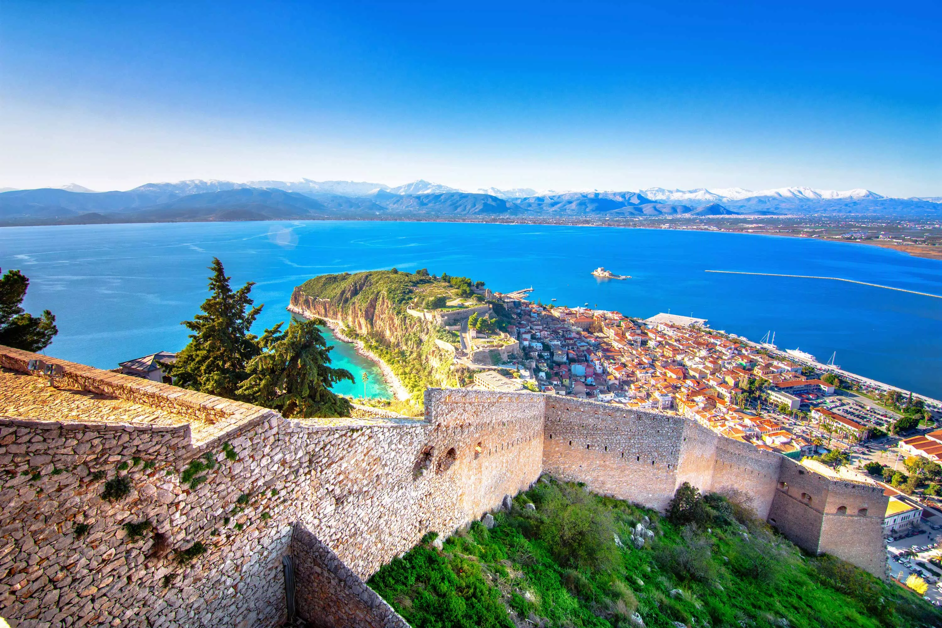 Nafplio trên nền biển (Nguồn: Internet)