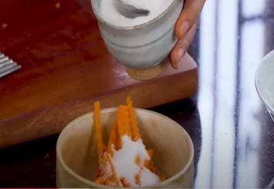 Cà rốt thái sợi dài, ngâm với đường (Nguồn: Bếp Cô Minh)