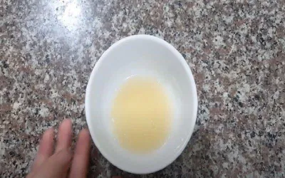 Ngâm gelatin với nước khoảng 10 phút cho nở (Nguồn: Góc Bếp Nhỏ)