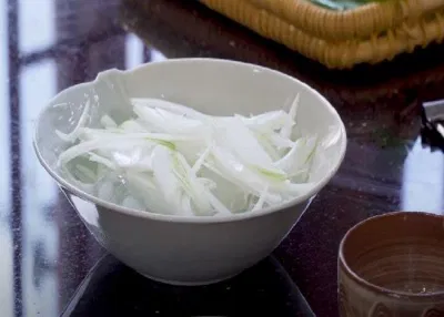 Hành tây thái mỏng, ngâm nước đá cho giòn (Nguồn: Bếp Cô Minh)