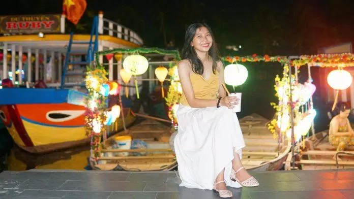Ngắm nhìn dòng sống Hoài thơ mông ở đường Bạch Đằng (ảnh BlogAnChoi)