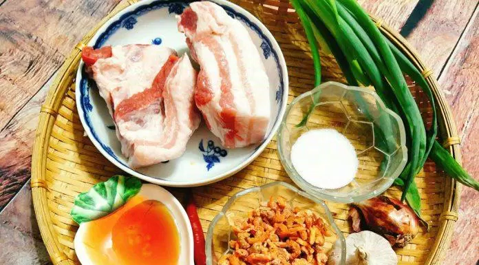 Bước 2: Pha hỗn hợp nước kho quẹt (Nguồn: Internet)