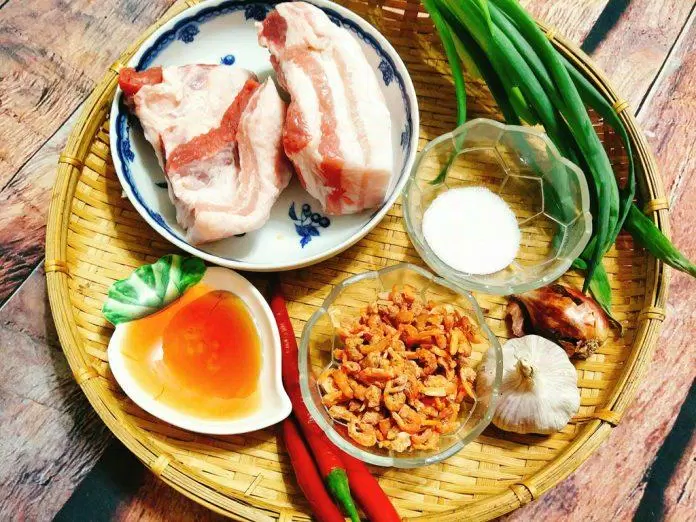 Bước 3: Sơ chế thịt ba chỉ và tôm khô (Nguồn: Internet)