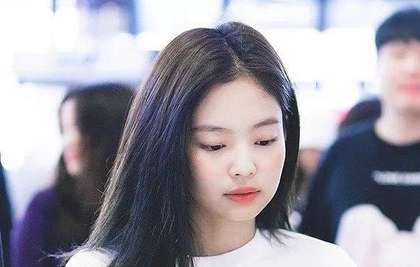 Croptop trắng in chữ được Jennie trưng diện nhiều. (nguồn ảnh: Internet) Croptop trắng in chữ được Jennie trưng diện nhiều. (nguồn ảnh: Internet)