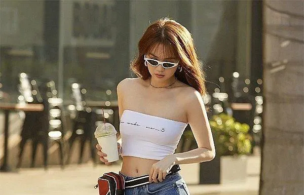 Ngọc Trinh phối đồ thời thượng với áo quây trắng in chữ nổi bật và quần jean ống rộng xanh. (nguồn ảnh: Internet) Ngọc Trinh phối đồ thời thượng với áo quây trắng in chữ nổi bật và quần jean ống rộng xanh. (nguồn ảnh: Internet)