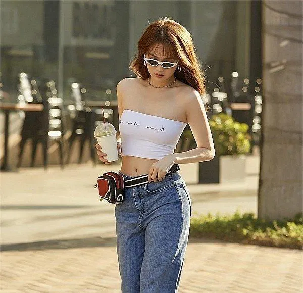 Ngọc Trinh phối đồ thời thượng với áo quây trắng in chữ nổi bật và quần jean ống rộng xanh. (nguồn ảnh: Internet) Ngọc Trinh phối đồ thời thượng với áo quây trắng in chữ nổi bật và quần jean ống rộng xanh. (nguồn ảnh: Internet)