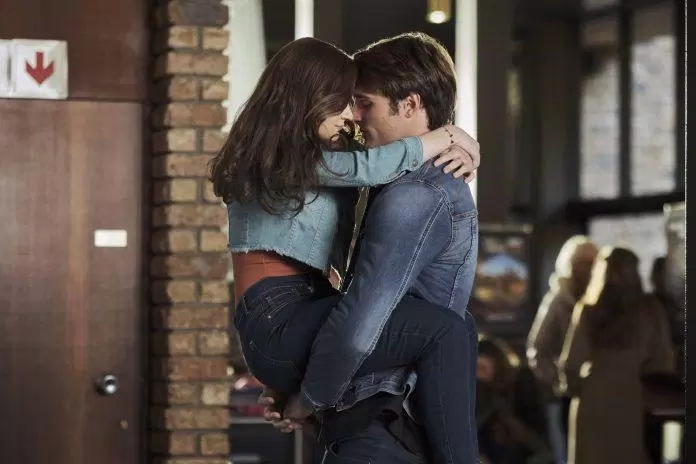Review The Kissing Booth 2: “Bốt hôn” xuất hiện thêm trai đẹp 6 múi hot không kém Noah Flynn