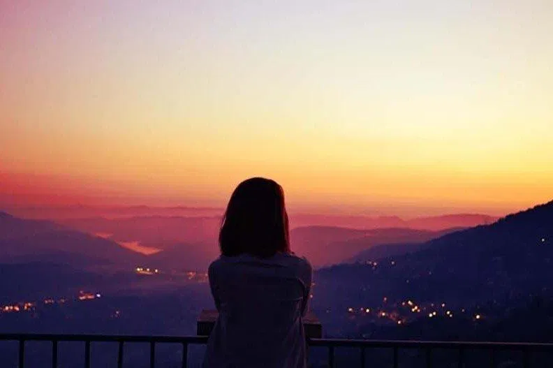 Những trái tim thương tổn gặp nhiều trở ngại trên hành trình xây dựng mối quan hệ lành mạnh với bản thân và người khác. (Nguồn ảnh: Internet)