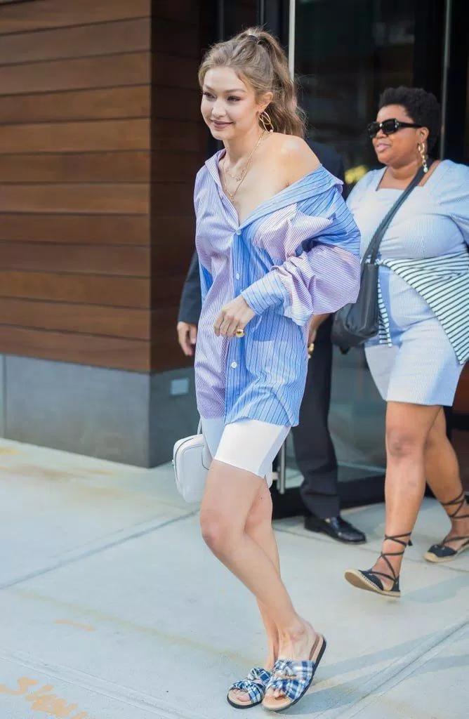 Gigi Hadid xinh đẹp trong chiếc áo sơ mi màu pastel kẻ sọc trễ vai và quần biker short. (nguồn ảnh: Internet)