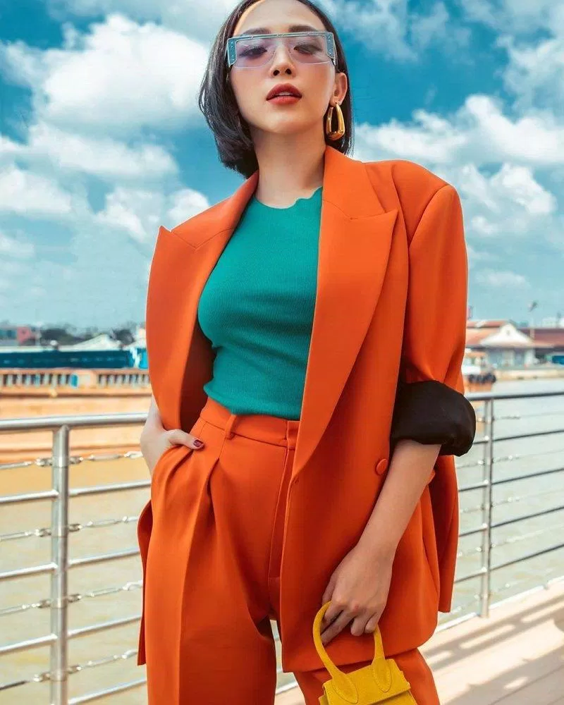 Tóc Tiên hoàn toàn ăn điểm với bộ outfit cực chất với công thức tối tương phản cùng điểm nhấn vô cùng tinh tế là chiếc túi xách màu vàng