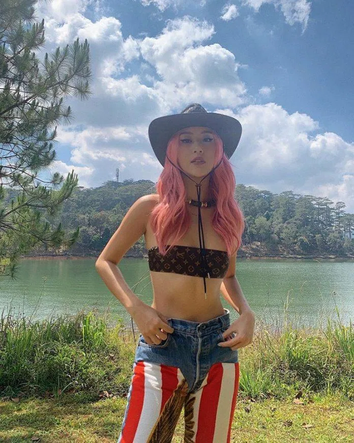 Cô Shyn cực táo bạo trong chiếc tupe top với độ ngắn "cực đại" và quần jean pha sọc. (nguồn ảnh: Internet) Cô Shyn cực táo bạo trong chiếc tupe top với độ ngắn "cực đại" và quần jean pha sọc. (nguồn ảnh: Internet)