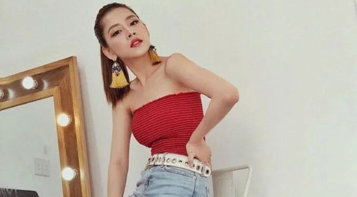 Chipu cũng không kém phần nổi bật khi khoe chiếc tupe top đỏ nổi với quần jean xanh. (nguồn ảnh: Internet) Chipu cũng không kém phần nổi bật khi khoe chiếc tupe top đỏ nổi với quần jean xanh. (nguồn ảnh: Internet)