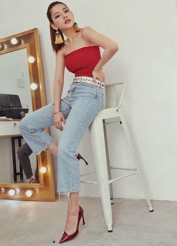 Chipu cũng không kém phần nổi bật khi khoe chiếc tupe top đỏ nổi với quần jean xanh. (nguồn ảnh: Internet) Chipu cũng không kém phần nổi bật khi khoe chiếc tupe top đỏ nổi với quần jean xanh. (nguồn ảnh: Internet)