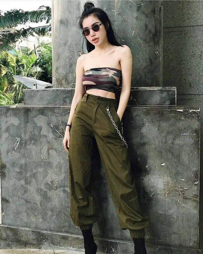 Cực cool ngầu với áo ống họa tiết và quần jogger xanh rêu cùng tông màu. (nguồn ảnh: Internet) Cực cool ngầu với áo ống họa tiết và quần jogger xanh rêu cùng tông màu. (nguồn ảnh: Internet)