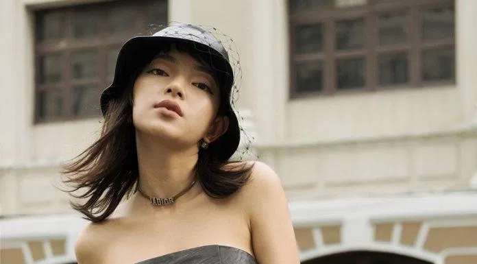 Châu Bùi thể hiện gout thời trang cực xuất sắc của mình với chiếc áo quây đen kết hợp quần jean và phụ kiện đi kèm. (nguồn ảnh: Internet) Châu Bùi thể hiện gout thời trang cực xuất sắc của mình với chiếc áo quây đen kết hợp quần jean và phụ kiện đi kèm. (nguồn ảnh: Internet)