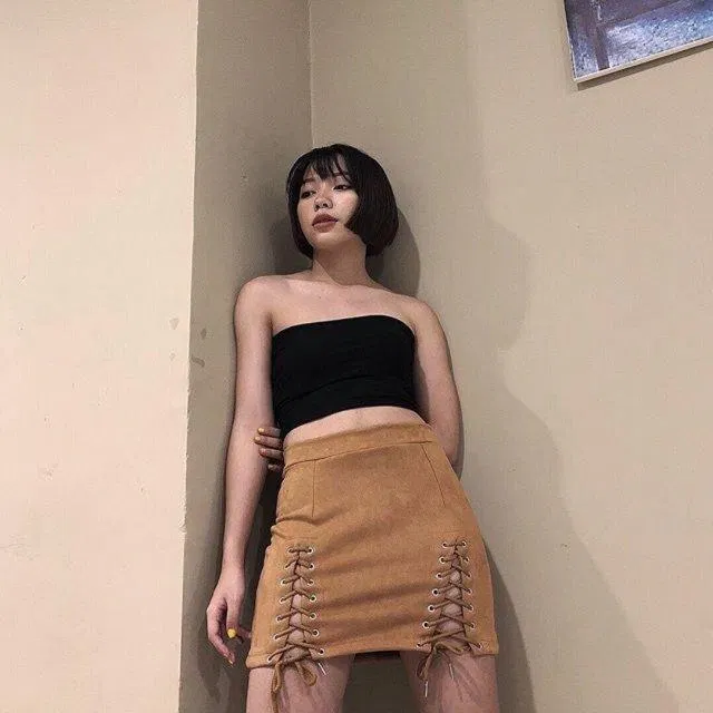 Nếu ưa thích phong cách Bohemian phóng khoáng, tự do lai nét hoang dã thì nên cân nhắc phối với chân váy nâu đan móc. (nguồn ảnh: Internet) Nếu ưa thích phong cách Bohemian phóng khoáng, tự do lai nét hoang dã thì nên cân nhắc phối với chân váy nâu đan móc. (nguồn ảnh: Internet)