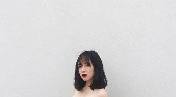 Áo quây đen huyền bí và cá tính rất đáng để bạn diện trong hè này. (nguồn ảnh: Internet) Áo quây đen huyền bí và cá tính rất đáng để bạn diện trong hè này. (nguồn ảnh: Internet)