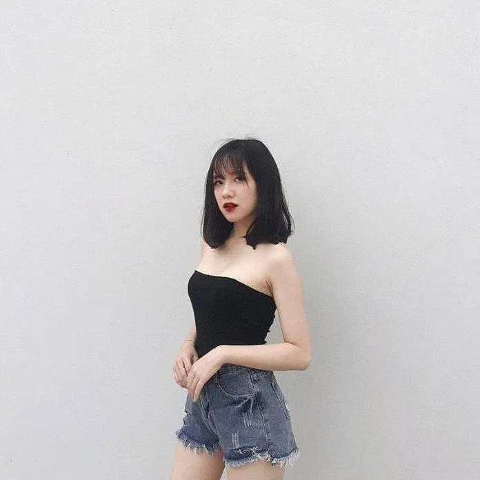 Áo quây đen huyền bí và cá tính rất đáng để bạn diện trong hè này. (nguồn ảnh: Internet) Áo quây đen huyền bí và cá tính rất đáng để bạn diện trong hè này. (nguồn ảnh: Internet)