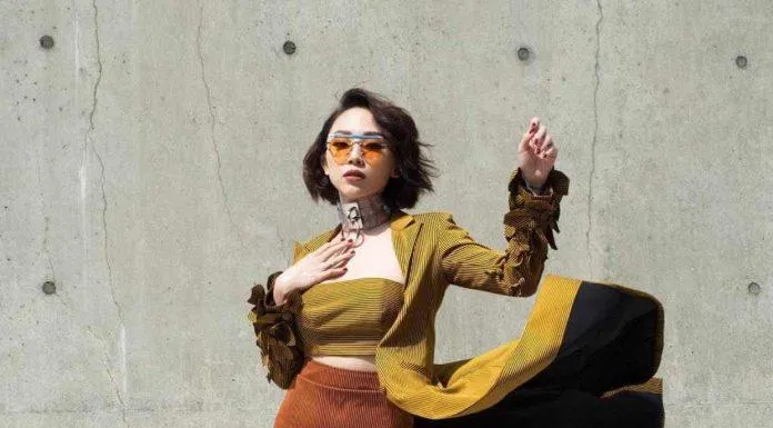 Sao Việt thời thượng và cuốn hút trong chiếc áo quây vàng kết hợp chân váy bút chì ôm xẻ tà (nguồn ảnh: Internet) Sao Việt thời thượng và cuốn hút trong chiếc áo quây vàng kết hợp chân váy bút chì ôm xẻ tà (nguồn ảnh: Internet)