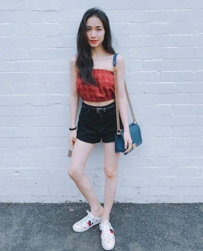 Hòa Minzy khoe trọn vòng eo con kiến cùng xương quai xanh quyến rũ với chiếc tupe top và quần short jean. (nguồn ảnh: Internet) Hòa Minzy khoe trọn vòng eo con kiến cùng xương quai xanh quyến rũ với chiếc tupe top và quần short jean. (nguồn ảnh: Internet)