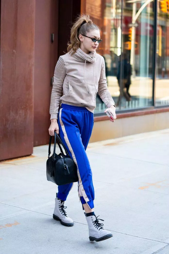 Người mẫu Holywood đơn giản những nổi bật với chiếc quần jogger xanh nhấn nhá. (nguồn ảnh: Internet)