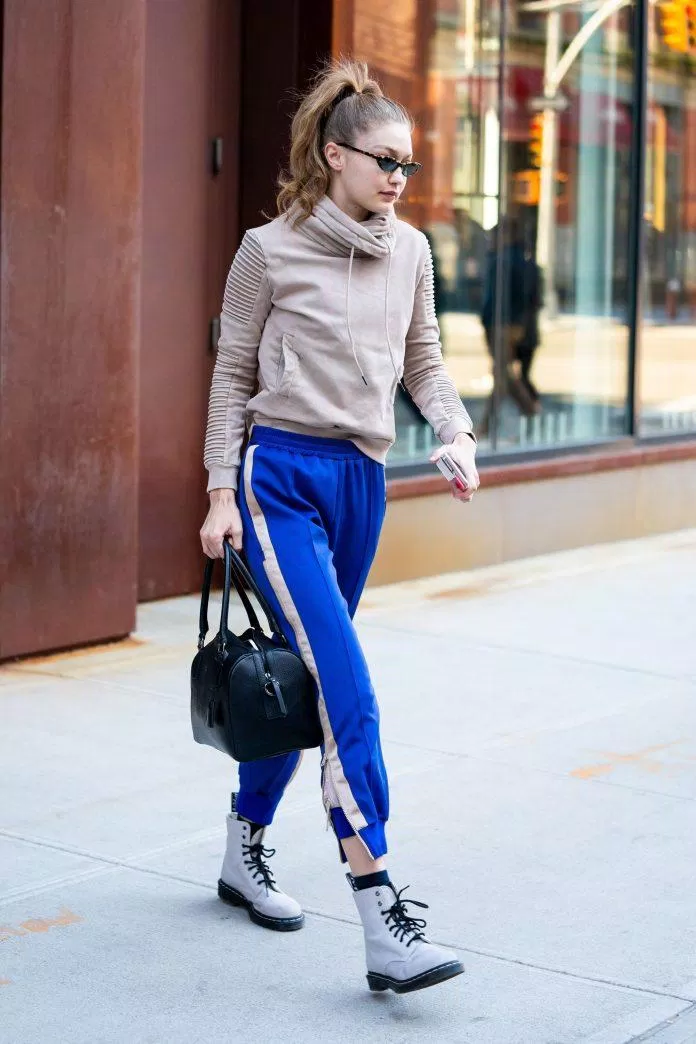 Người mẫu Holywood đơn giản những nổi bật với chiếc quần jogger xanh nhấn nhá. (nguồn ảnh: Internet) Người mẫu Holywood đơn giản những nổi bật với chiếc quần jogger xanh nhấn nhá. (nguồn ảnh: Internet)