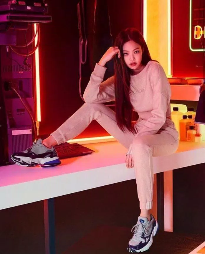set đồ thể thao sang chảnh mà không kém phần ngọt ngào của Jennie. (nguồn ảnh: Internet) set đồ thể thao sang chảnh mà không kém phần ngọt ngào của Jennie. (nguồn ảnh: Internet)