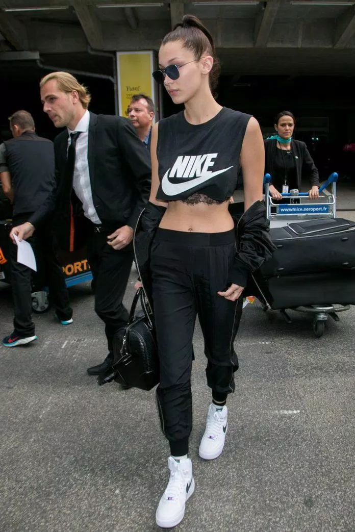 Bella Hadid cũng ưa croptop đen phối cùng jogger đi kèm kính râm và giày Air Jordan. (nguồn ảnh: Internet)